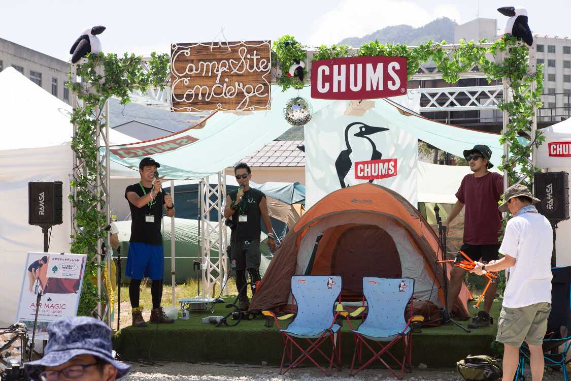 キャンプサイト前にアウトドア用品メーカーのチャムスがステージを設けました。