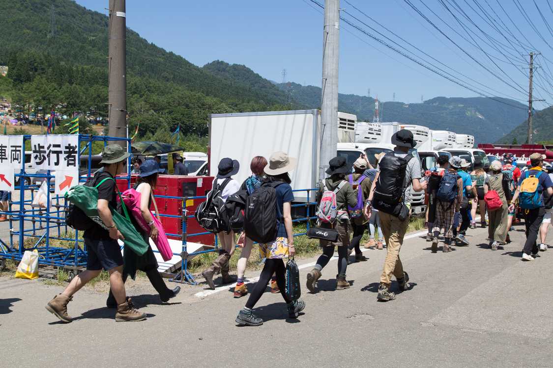 入場ゲートへ向かう人の列1。