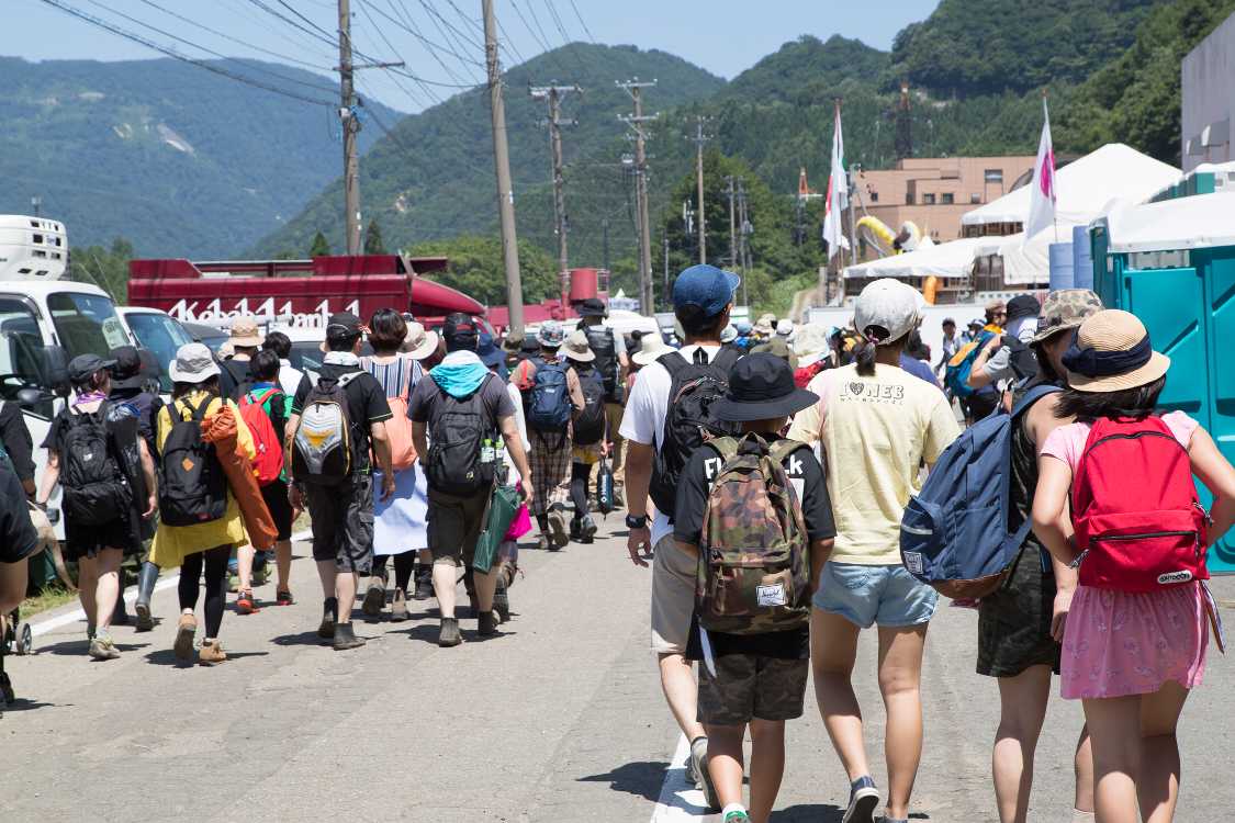 入場ゲートへ向かう人の列2。