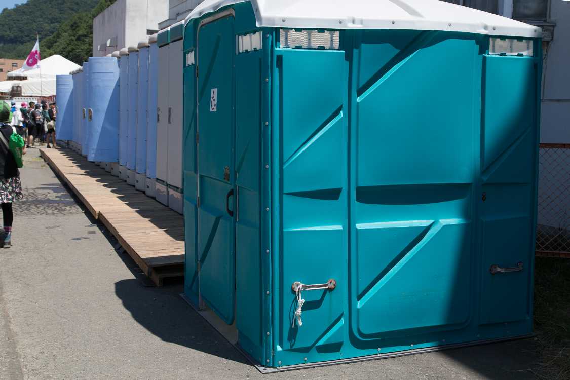 場外から入場ゲートへの途中にある障害者用トイレ。