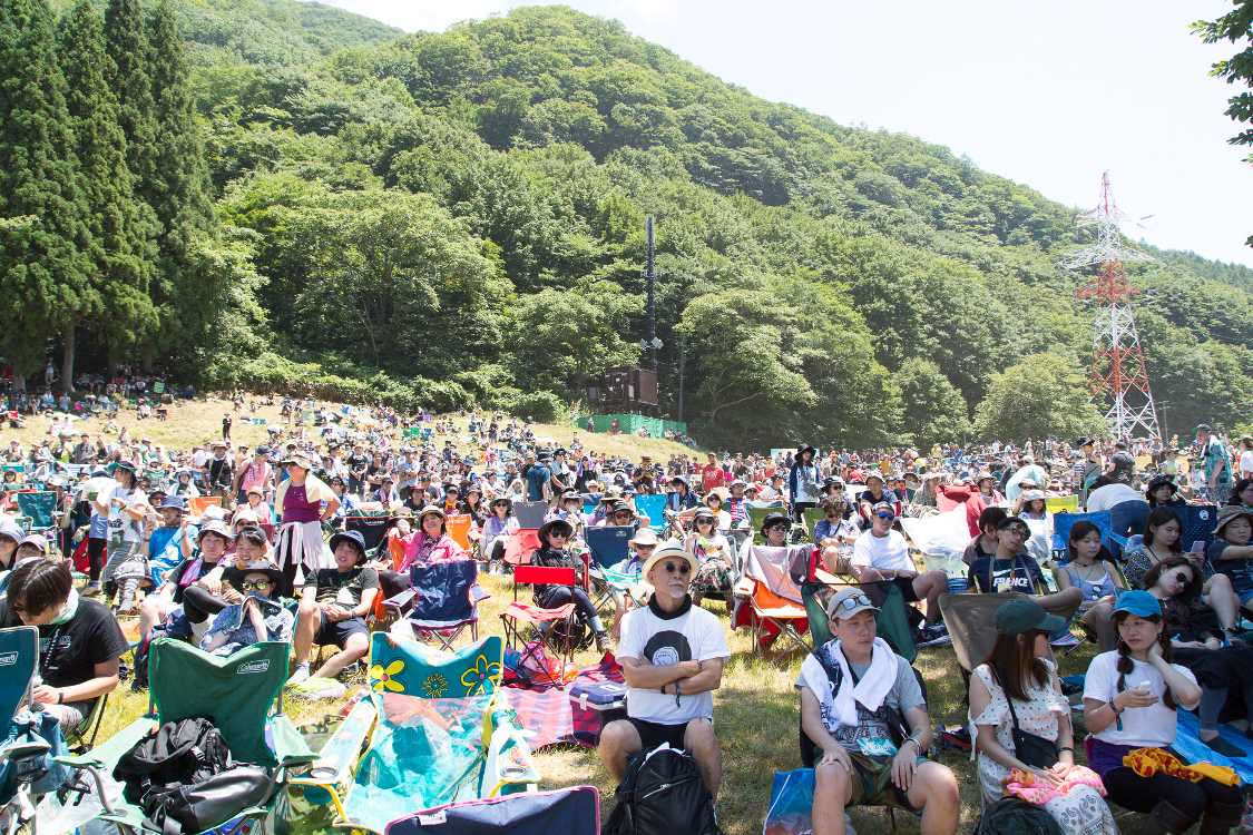 ほとんどの人はいすを持参して見ます。