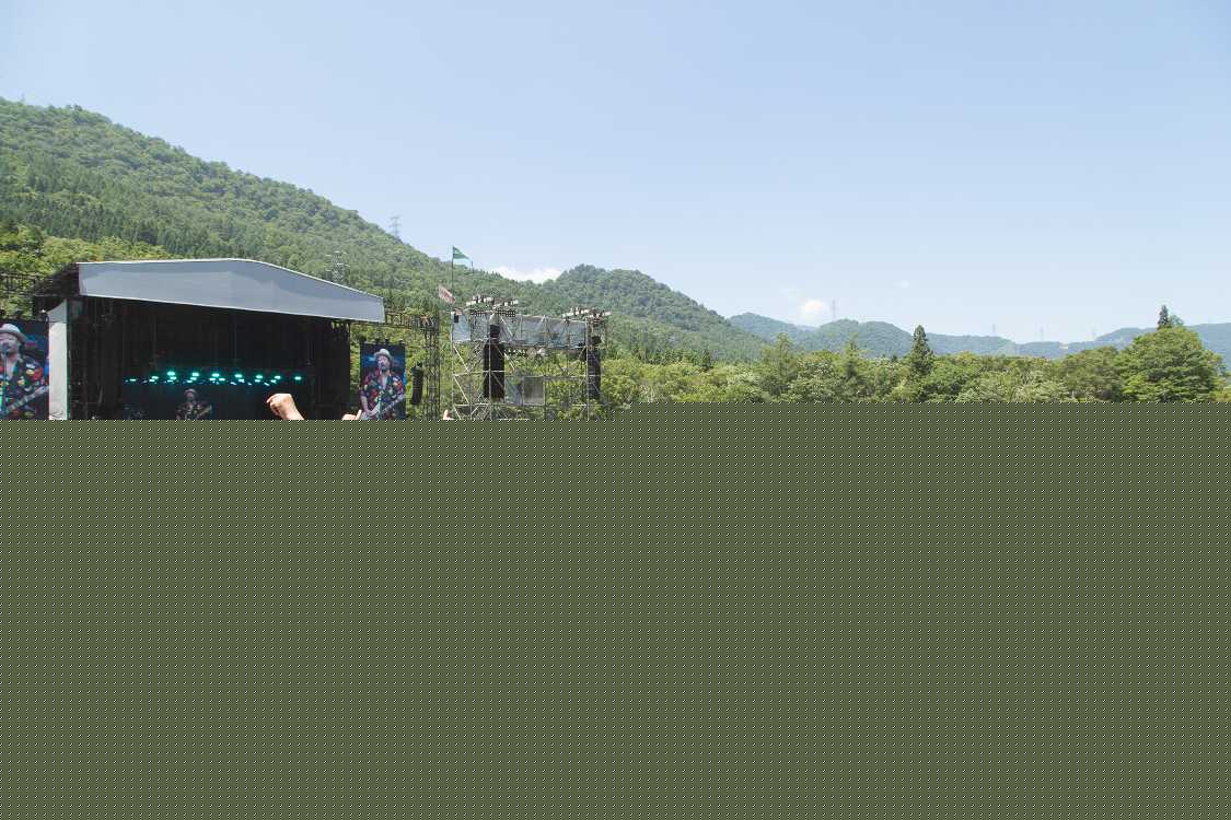 前方に近くなると、ライブ中はいすから立つ人が多くなります。