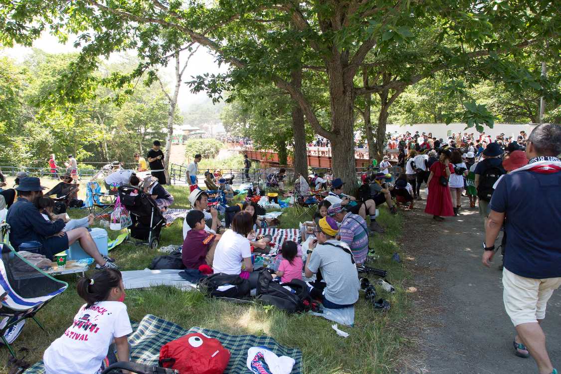 家族のピクニックのようにシートを広げられます。グリーンステージでもできますが、日陰になっているところがポイント。