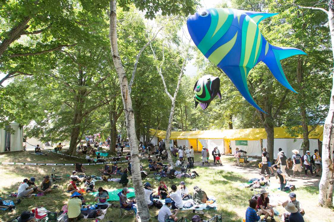 オアシスエリアとグリーンステージの間の日陰。