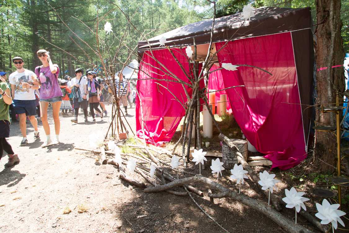 赤いテントはロウソク置き場。