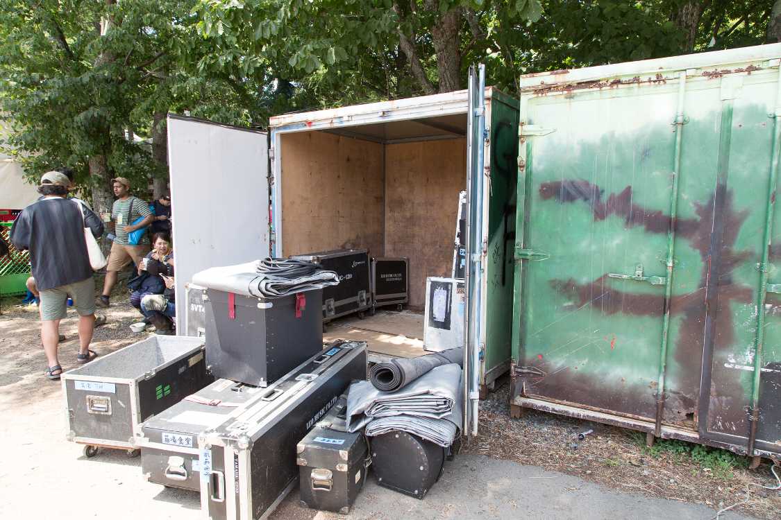 苗場食堂の隣に置かれているライブ機材収納コンテナ。