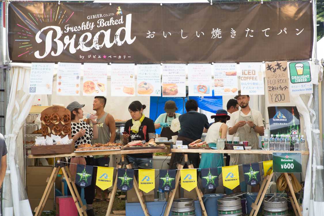 ジビエ・青空ベーカリー。フジロックの飲食店では珍しい菜食主義者用バーガーがあります。