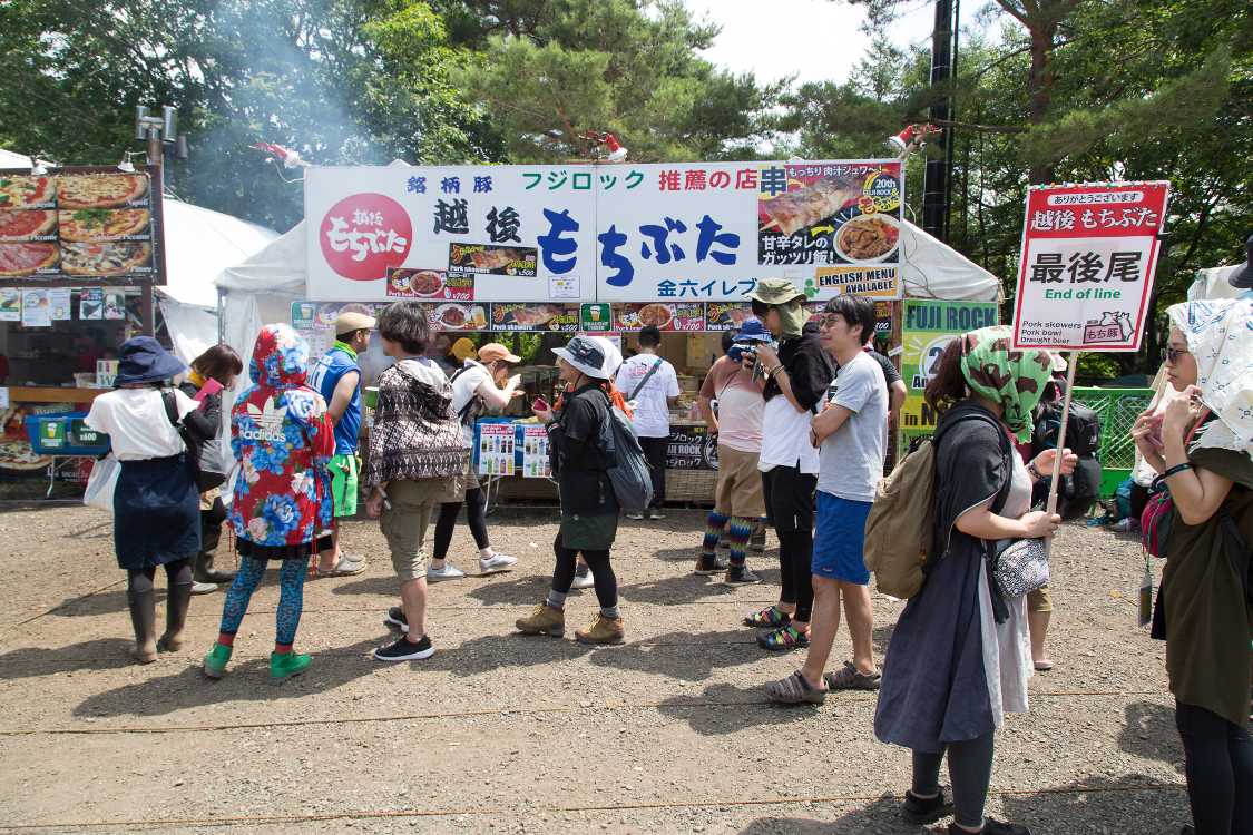 最後尾の看板を客が手渡しで引き継いでいました。