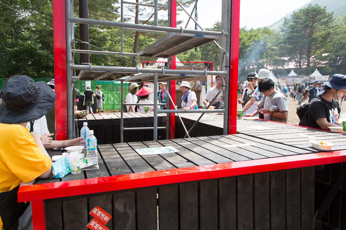 事実上の飲食テーブルになっています。