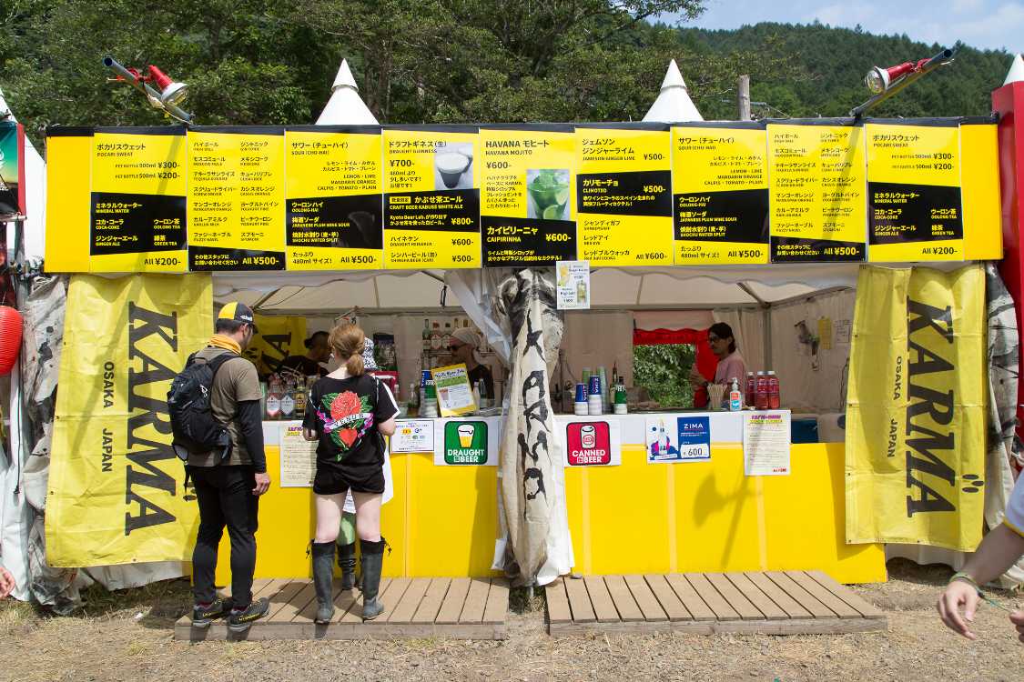 長年出店しているカーマ。看板を若干変更し、黄色と黒の虎模様にしました。大阪から出店しているので阪神タイガース仕様か。