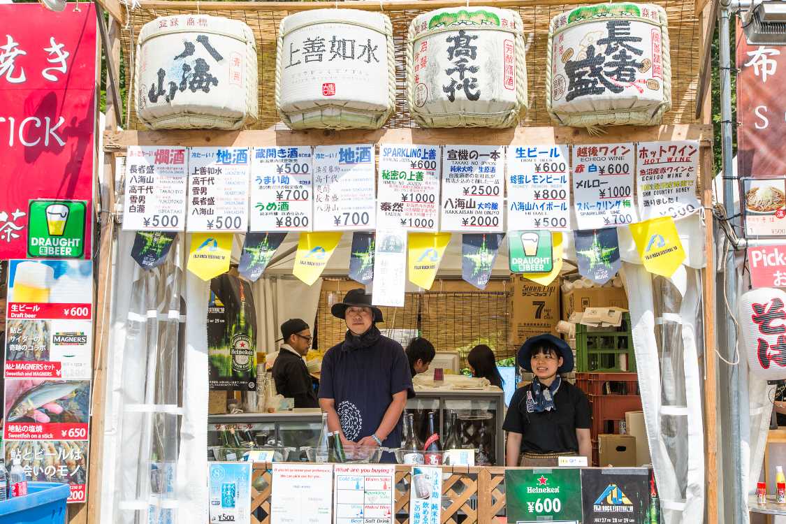 越後魚沼の地酒プロモーション。樽の数と銘柄は年によって変わります。