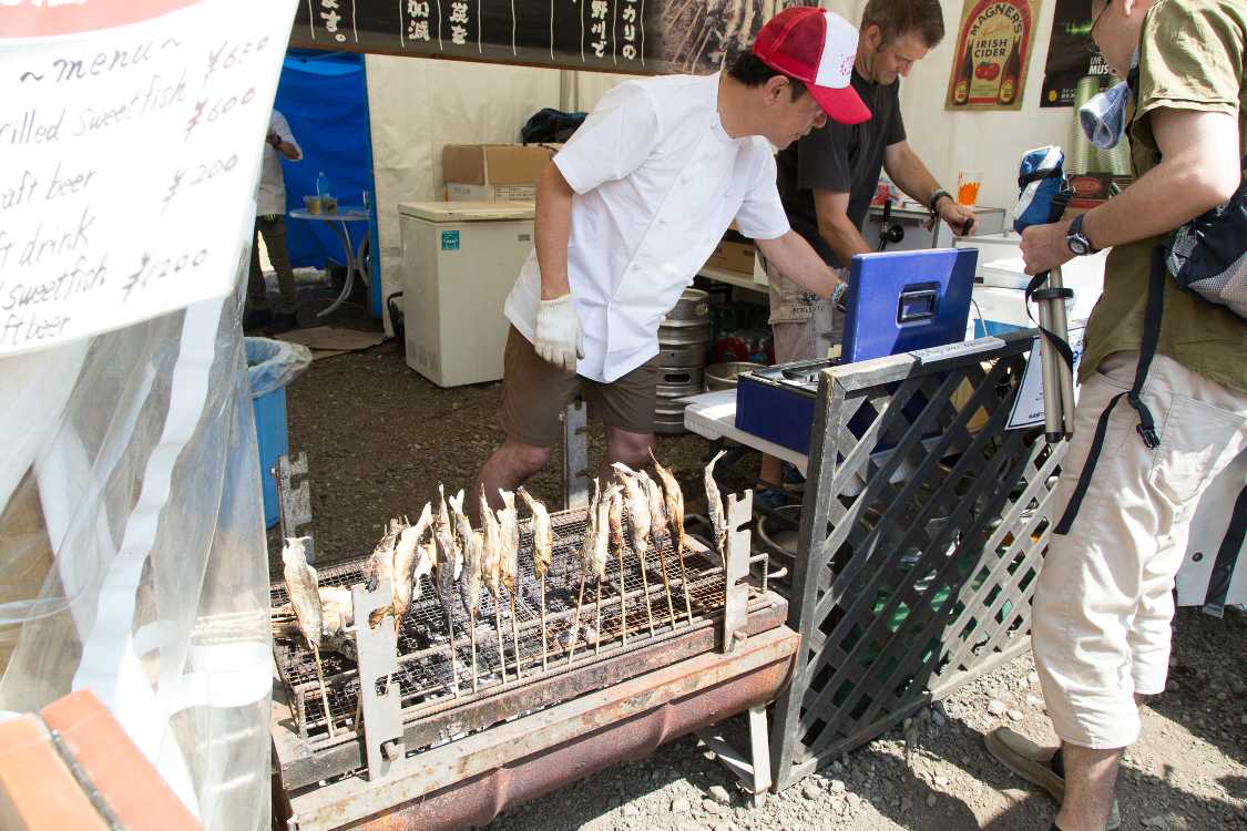 店頭の鮎の塩焼き