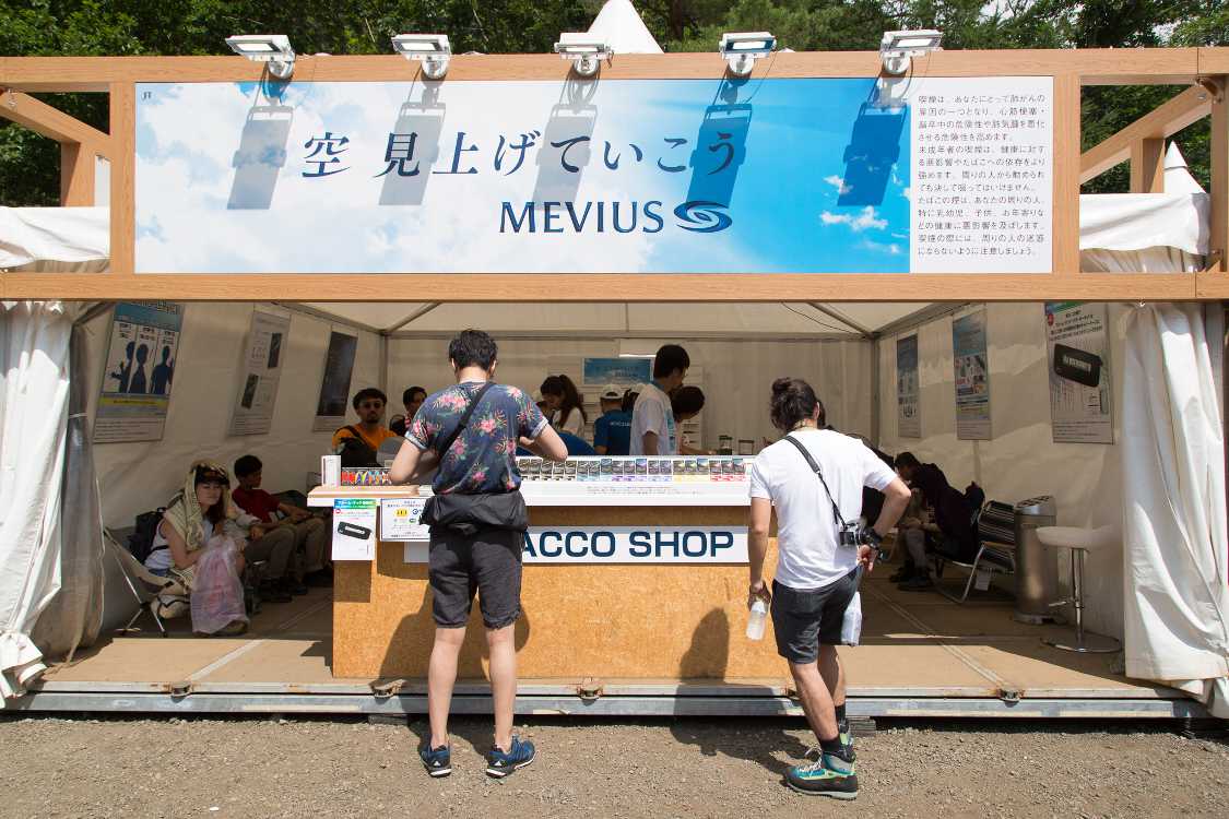 タバコ屋と喫煙所。