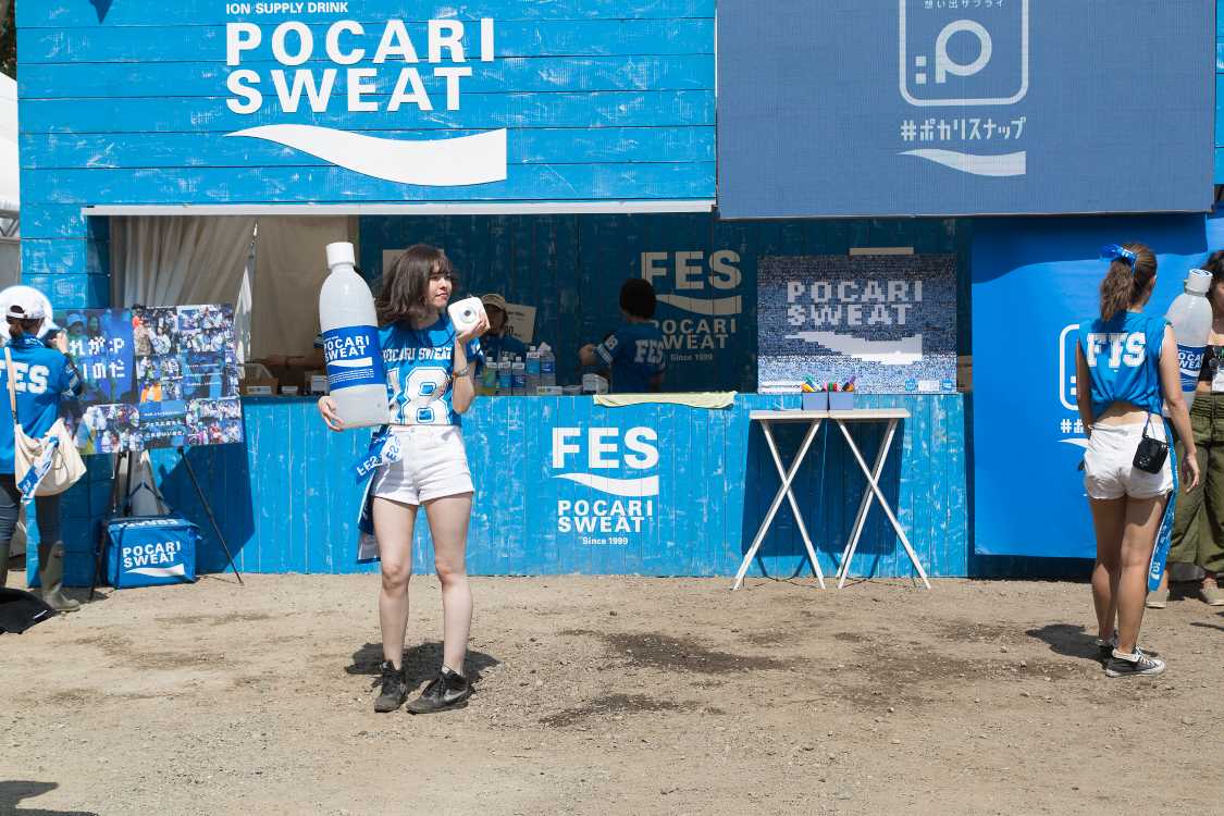 ポカリスエット。看板の右側は現地の写真を表示するモニターになっています。