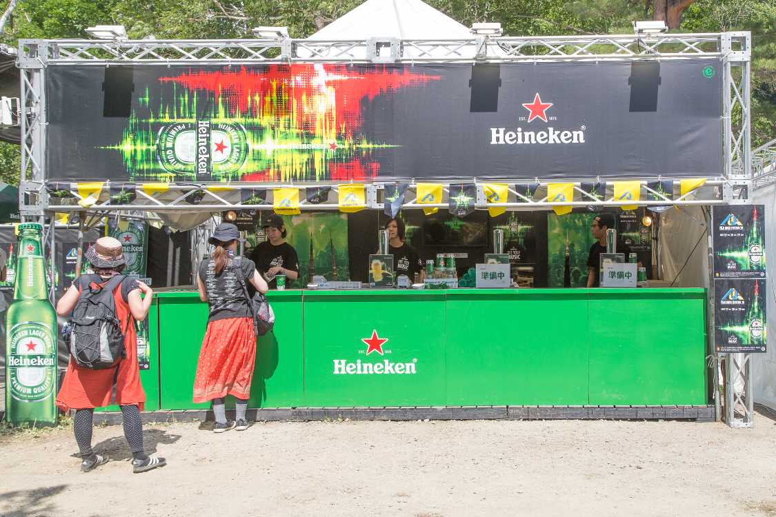 オアシスエリアの飲食店。入場ゲート側から。ハイネケン。