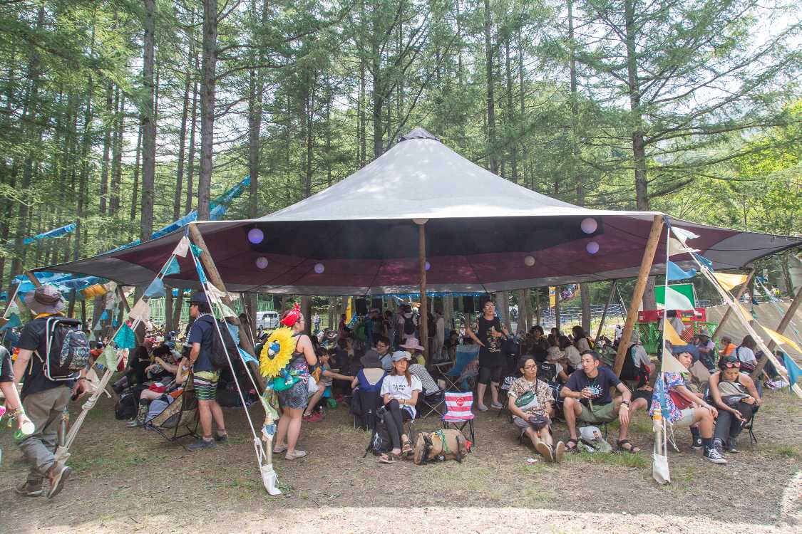 外側は休憩所の様相です。