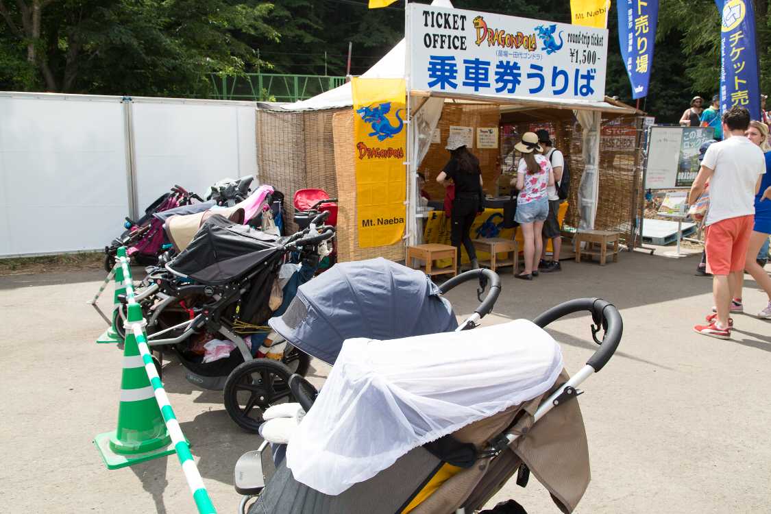 ドラゴンドラに乗らないのか、ベビーカートが並んでいました。