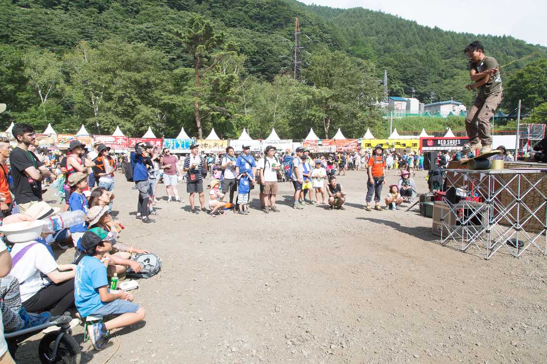 オアシスエリアの大道芸。主に場外ショップエリア、オアシスエリア、ところ天国でやっています。