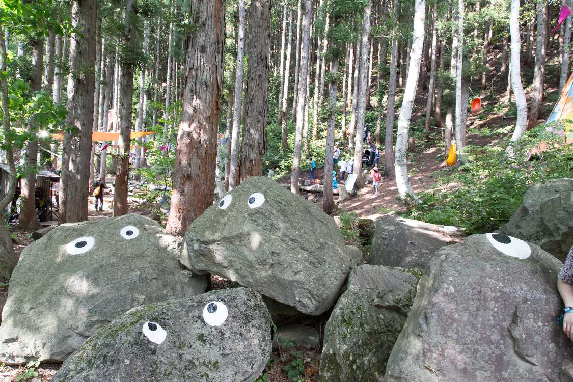 森のプレイパーク手前の巨石。