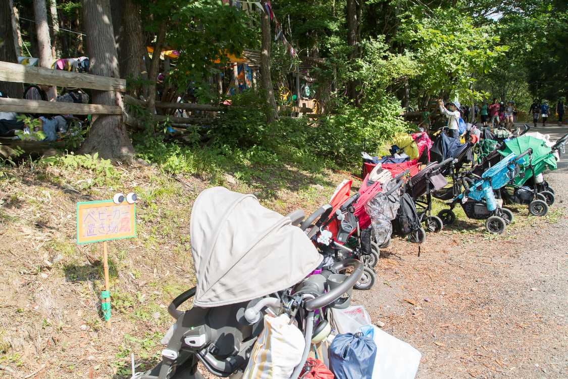 ベビーカー置き場。数年前から自然発生的に導線に置かれるようになりました。