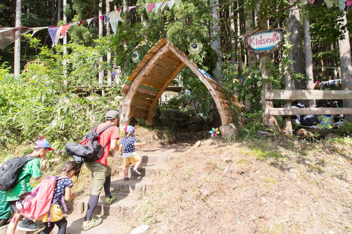 キッズランド側の出入り口。階段です。