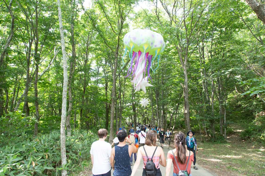 森の中に入っていきます。