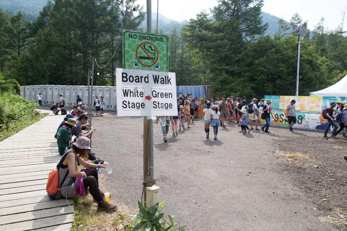 ボードウォークのグリーンステージ行き入り口。入り口周辺は舗装されました。