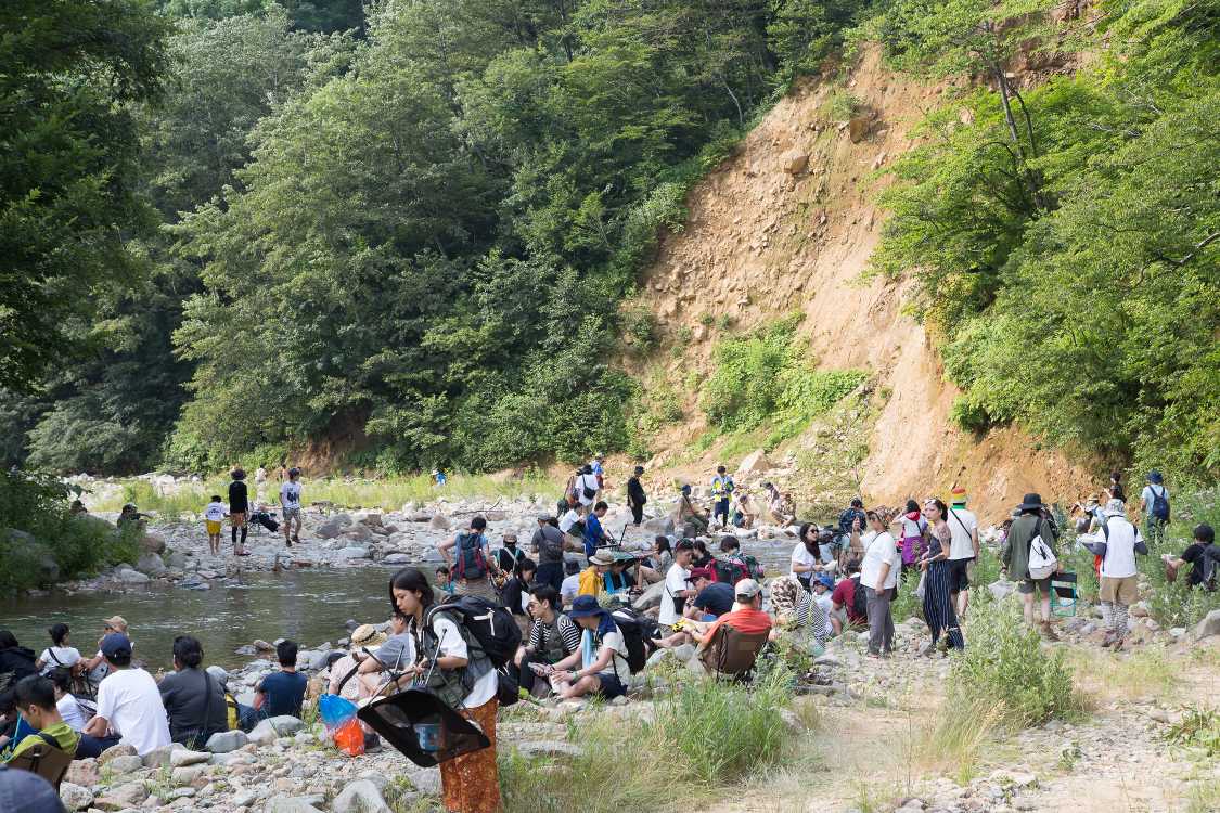 河川敷の下流側。後方も崖崩れ。