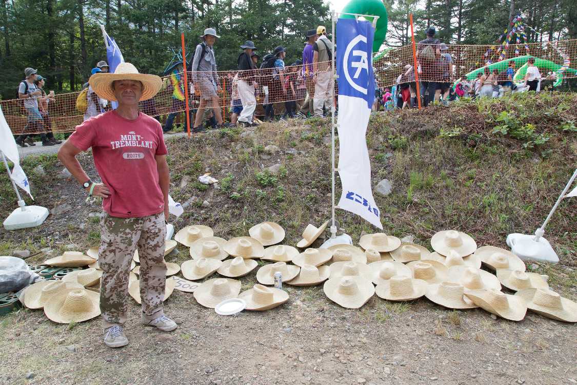 帽子の販売が復活していました。