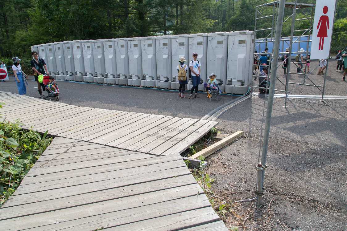 入り口近くの仮設トイレ。