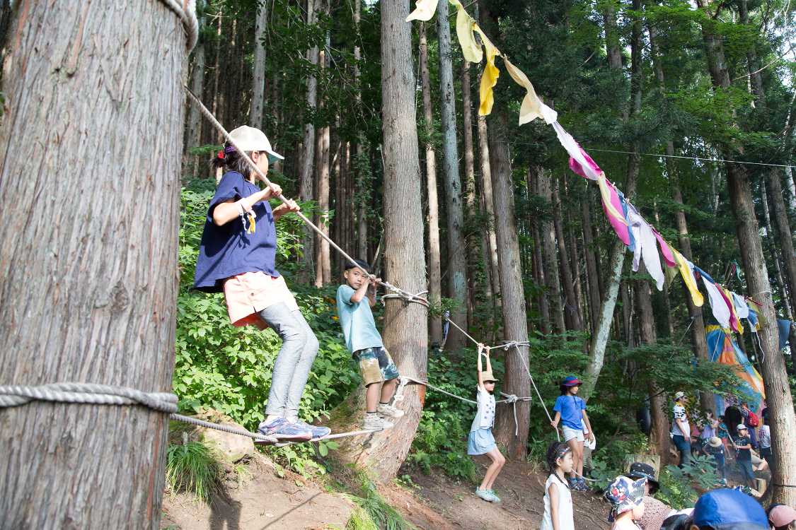 ロープを張った遊具。