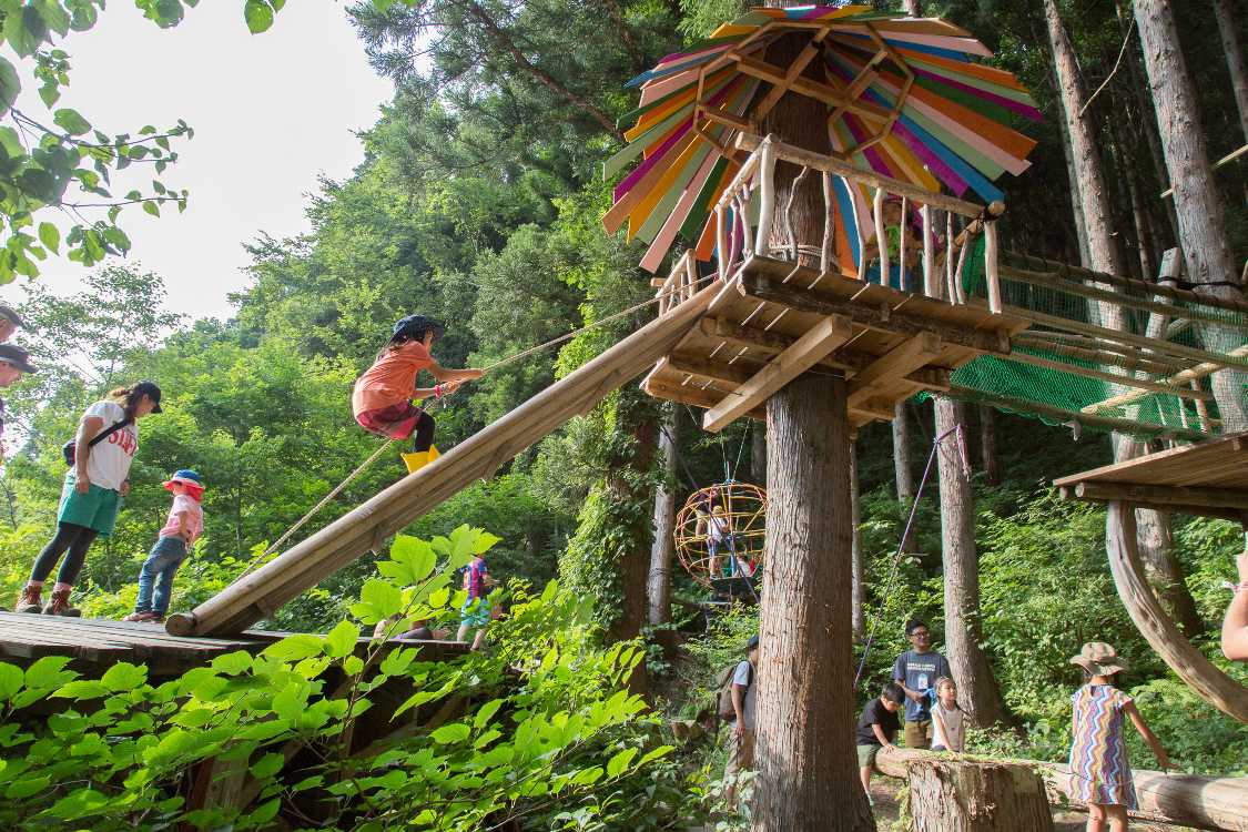 都市部の公園と違い、森の中の遊具はある程度自己管理に任されています。