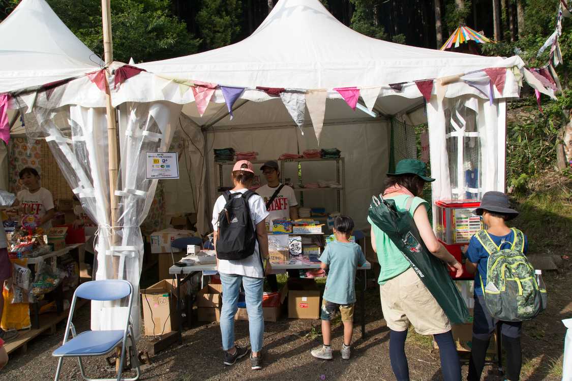 テントの雑貨店。