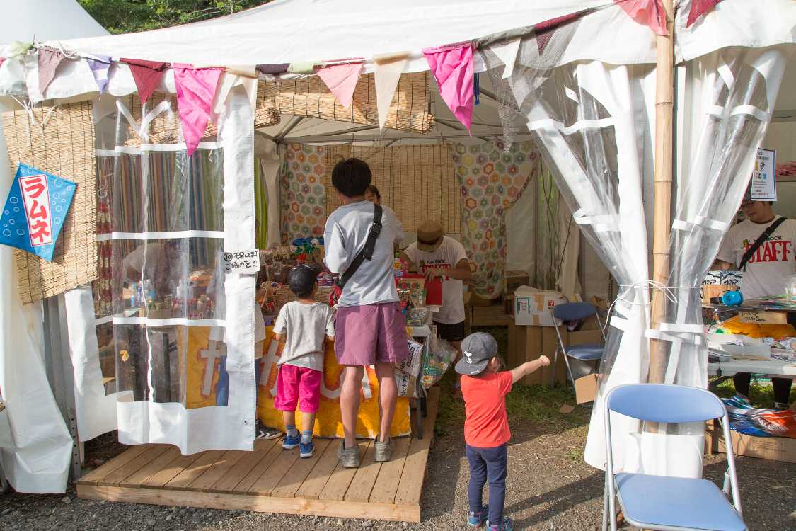 テントの駄菓子店。
