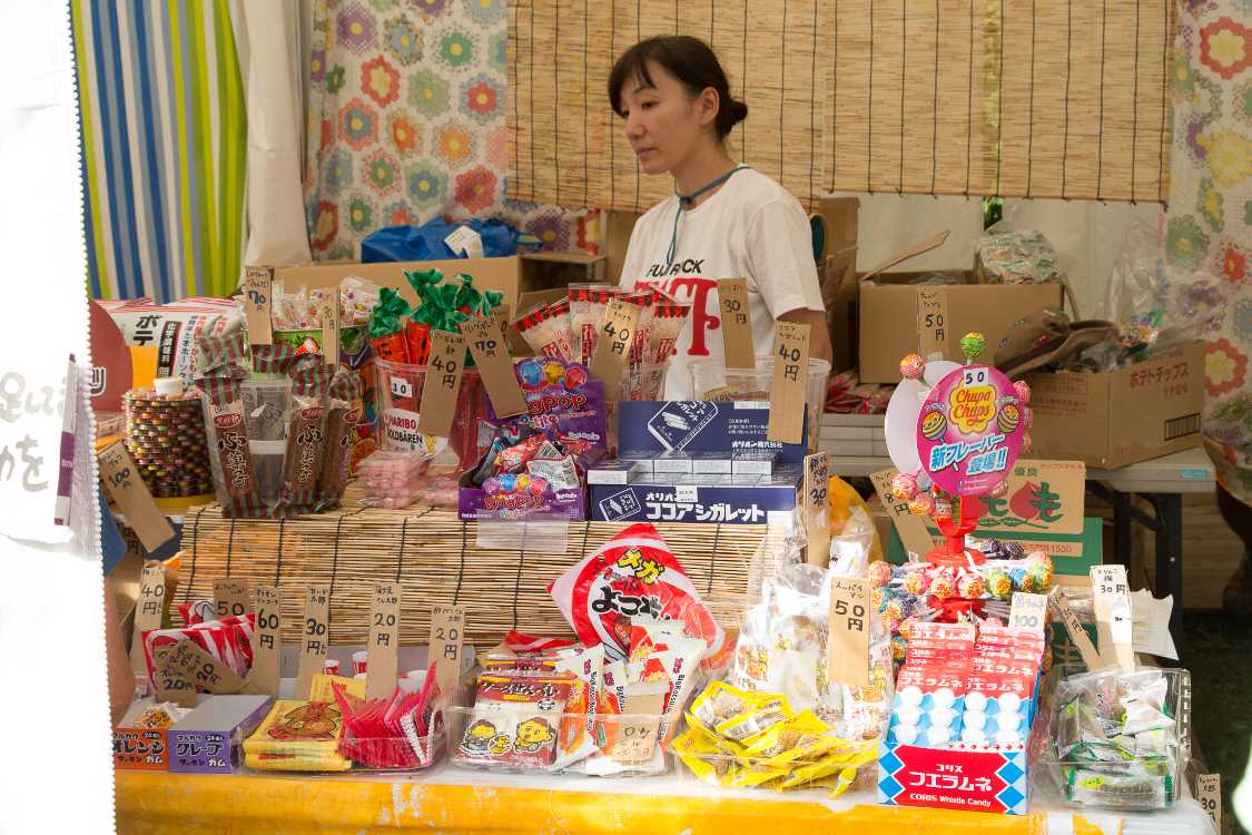 商品も価格も本物の駄菓子店です。