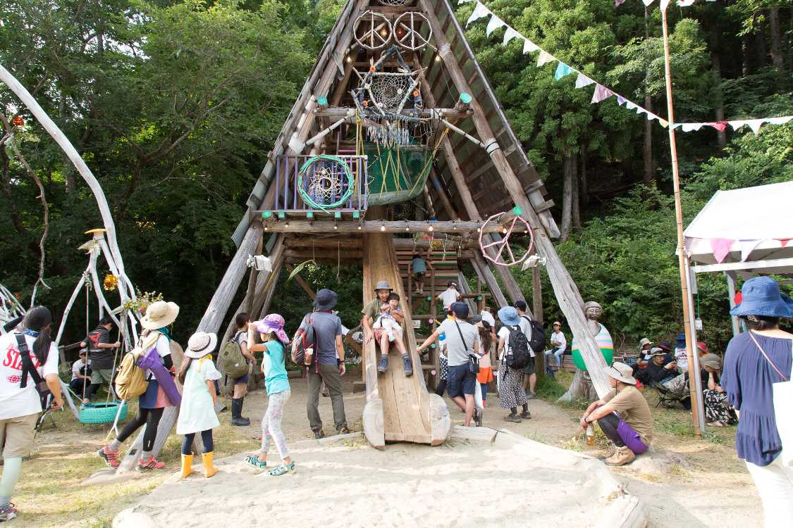 滑り台の下は砂です。