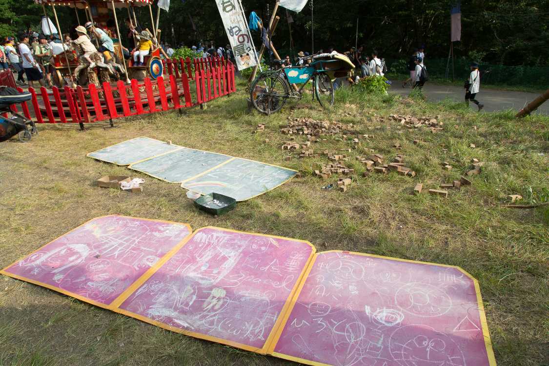 落書き用の黒板と積み木。