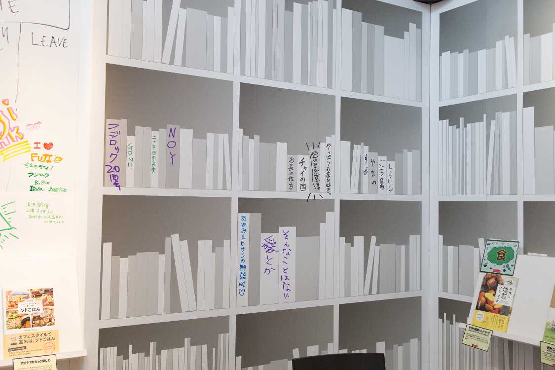 本棚も落書きがありました。