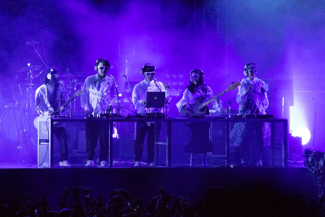 1カ所に集まる必要はありませんが、舞台演出として集まって演奏します。