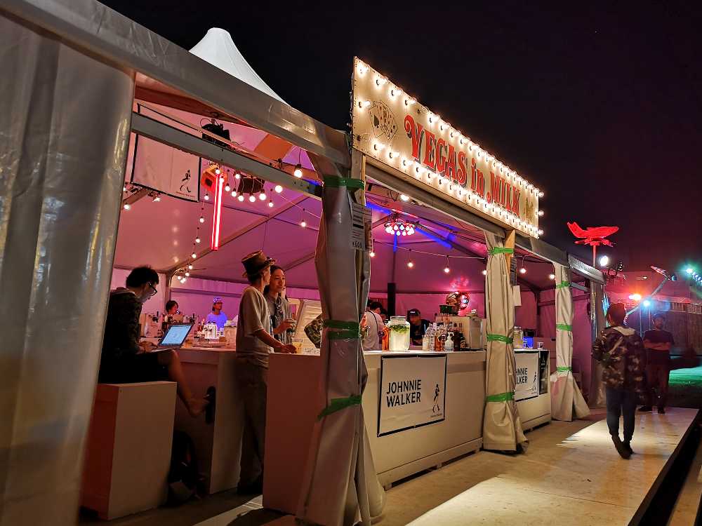 ヴェガスインミルクは開業。金曜午後8時ごろ。