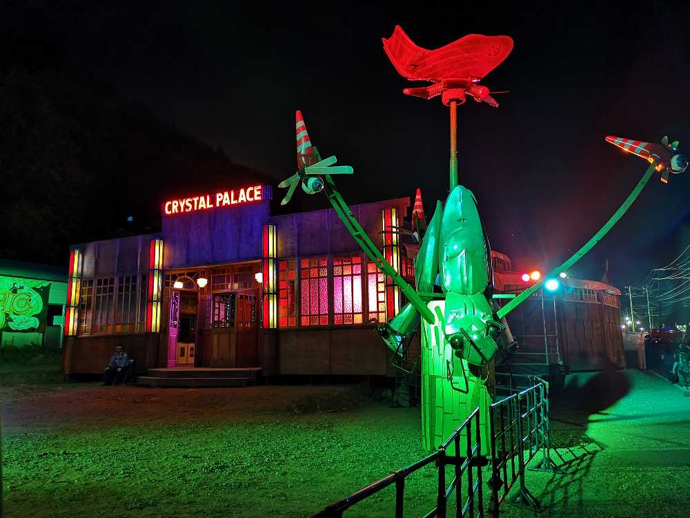 フェンスで閉鎖中のクリスタルパレス。