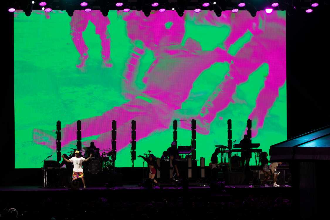 映像は政治的でした。