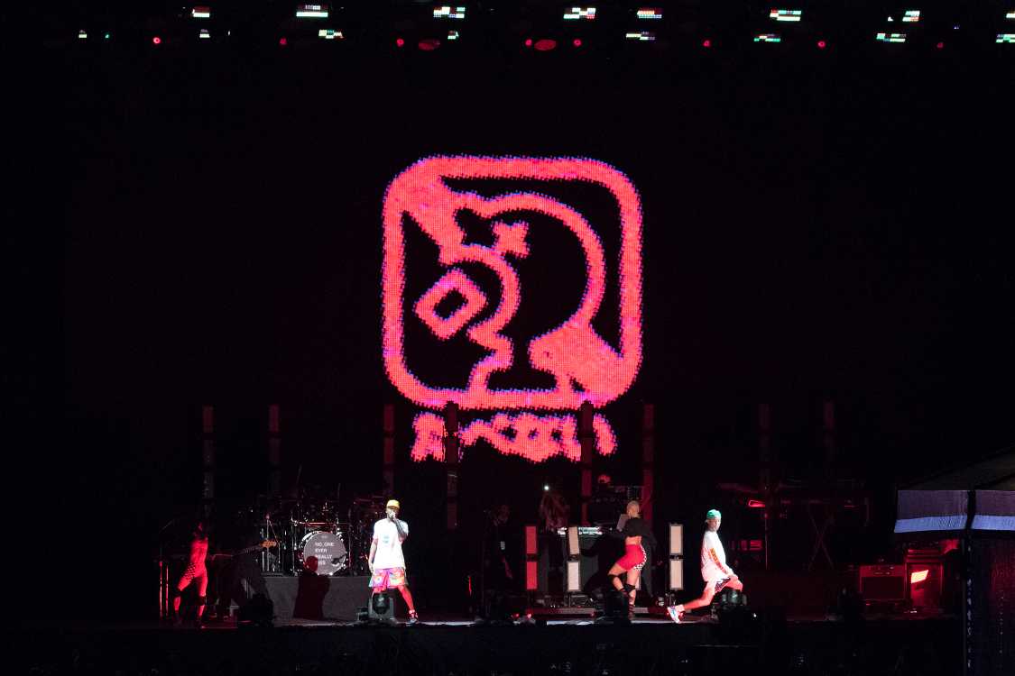 日本語の映像もあったので、日本のライブ用に制作した映像であることが分かります。