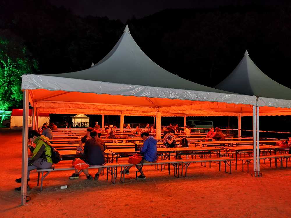 従来の屋根付きテーブル席。