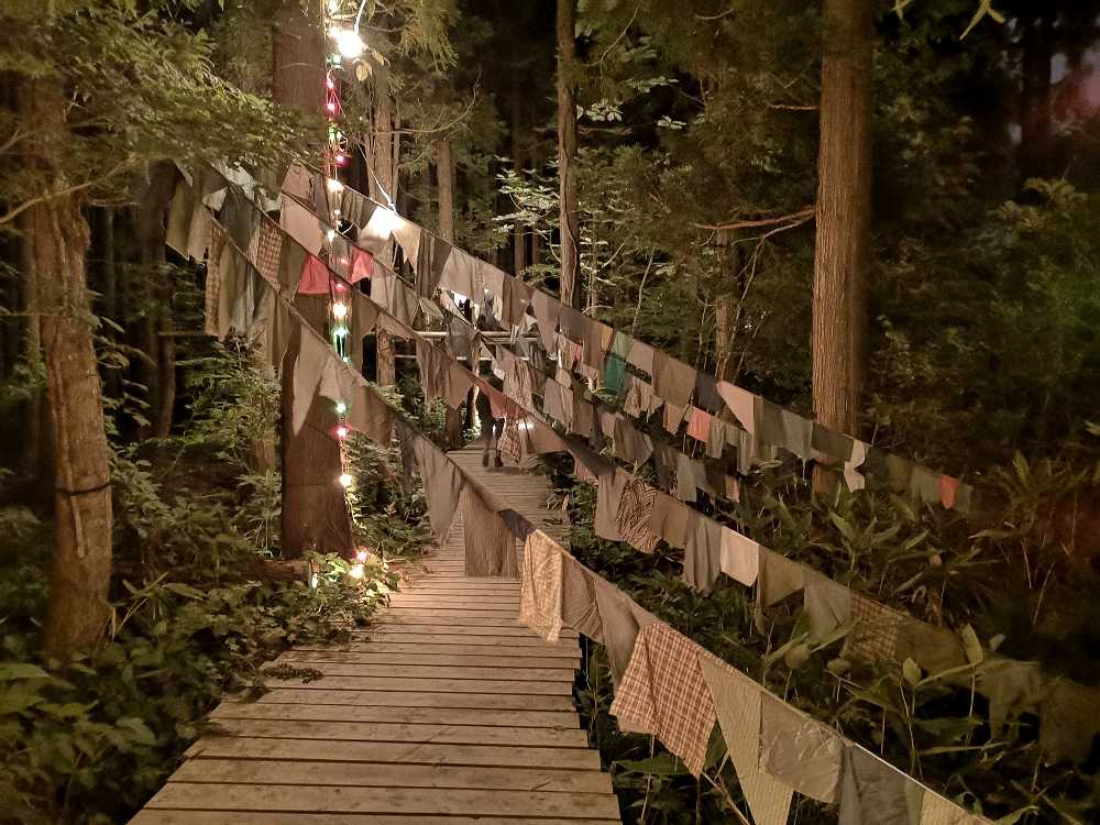 くぐって通過します。