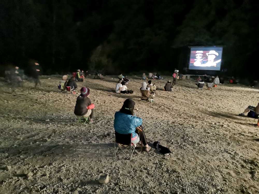 富士映劇。観客は少ない。