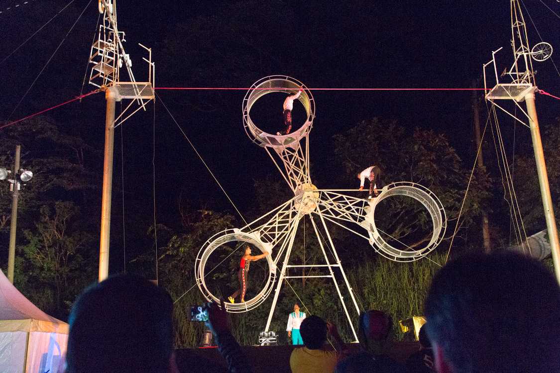 観覧車のようなものが回転。