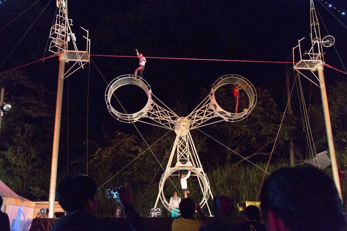 円の外にも出ています。