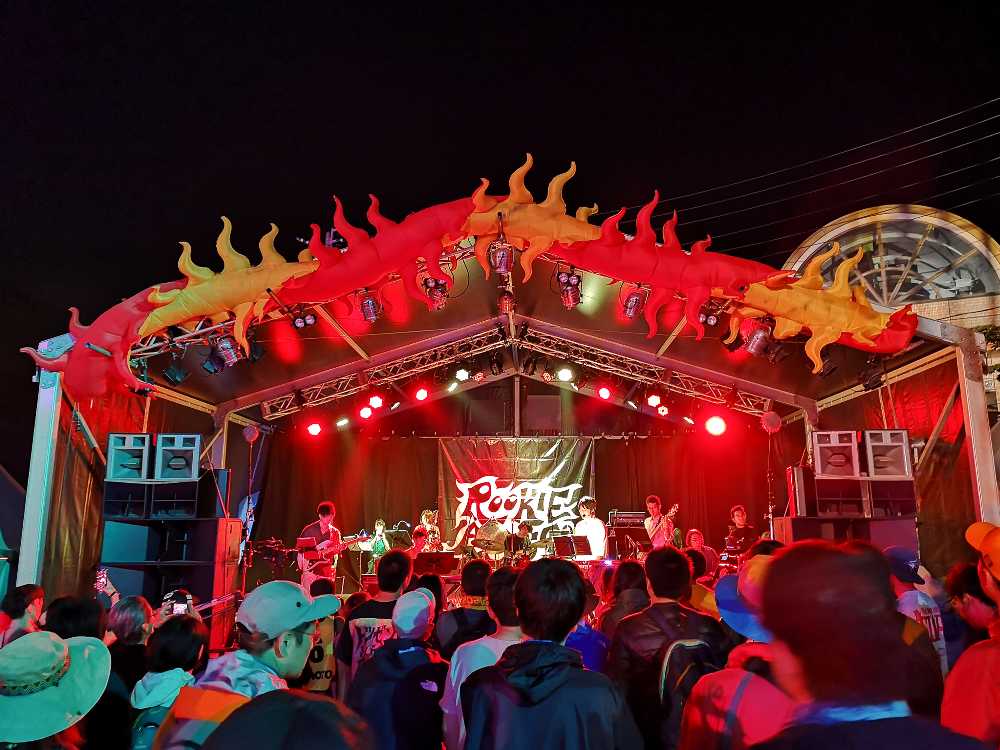 出演バンドは事前審査がありますが、趣味程度では出られません。