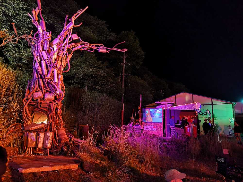 かつて中央にあった暖炉は近年端に移動しています。